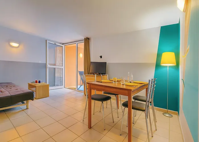 Appartement Grand F2 Clim Wifi Lave Linge Vue Piscine A Pied